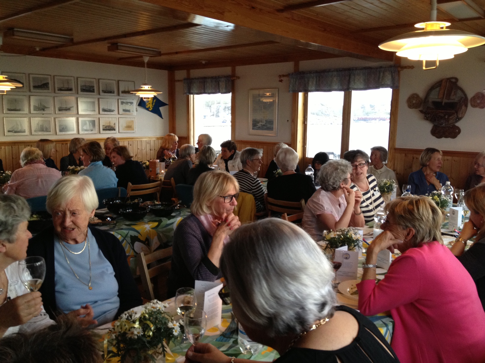 På besøk hos vennskapsklubben i Sotenäs mai 2013. Ca 40 damer hygget seg sammen ute i havgapet.