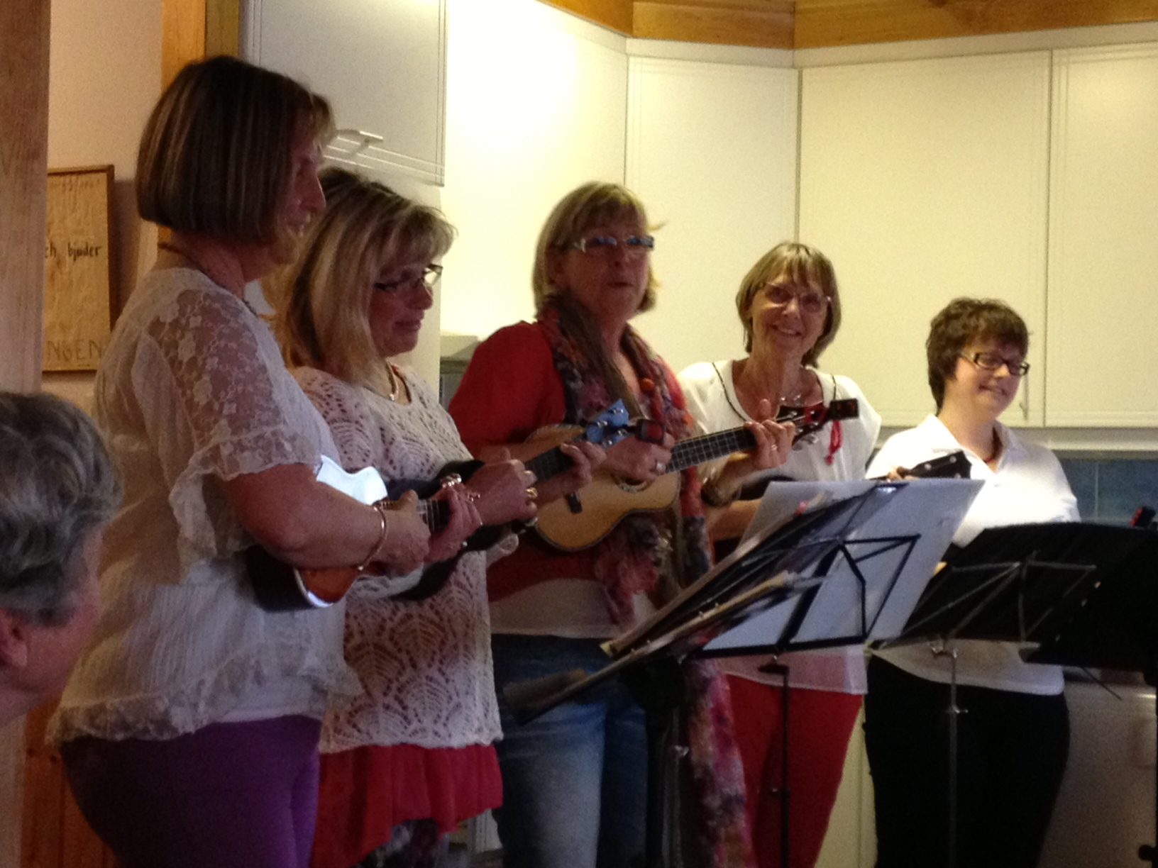 Sotenäs 2013: Morsomt å høre på tjejgruppen "Pene piker" som sang og spilte på fem ukuleler og en fiolin