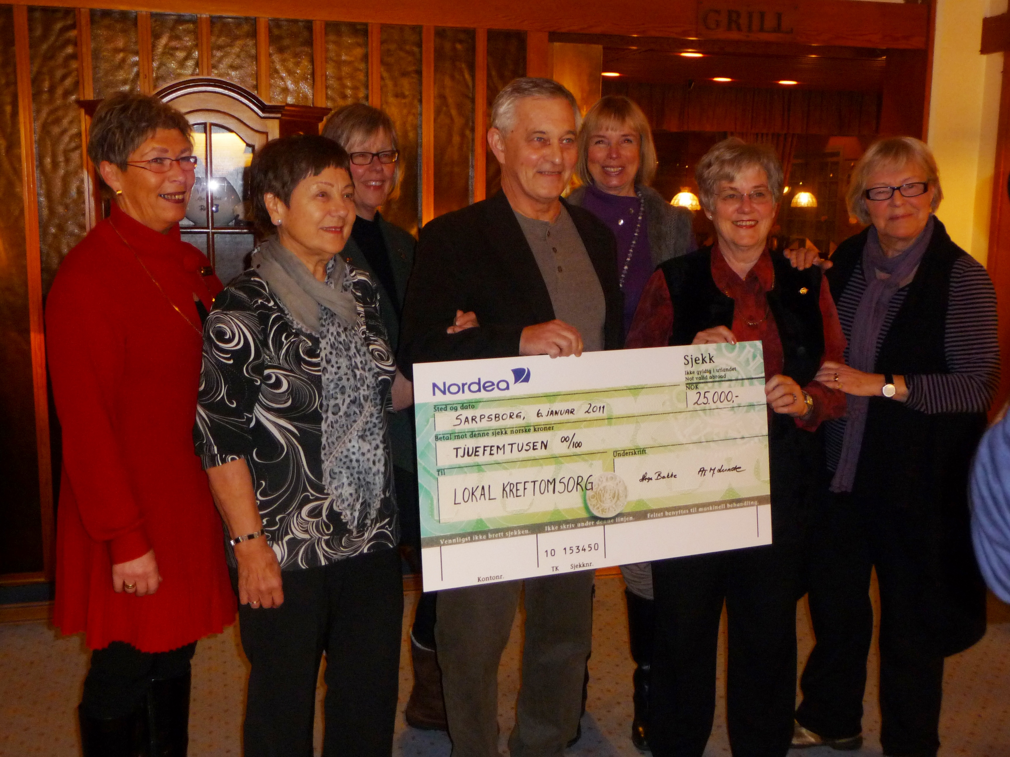 Overrekkelse av sjekk på 25 000 til Lokal Kreftomsorg januar 2010