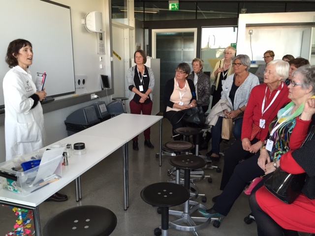 Inspiria Science Center mai 2015: Besøk av vennskapsklubben fra Sotenäs. Aktivitetslederen Anja fortalte om Inspiria inne på laboratoriet Curie.