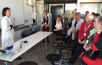 Inspiria Science Center mai 2015: Besøk av vennskapsklubben fra Sotenäs. Aktivitetslederen Anja fortalte om Inspiria inne på laboratoriet Curie.
