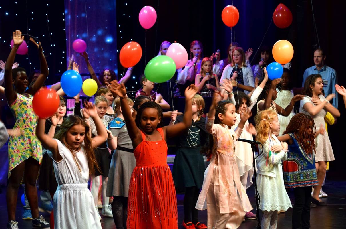 "Flere farger" - Bilde fra Sarpsborg kulturskoles forestilling høsten 2015. Invild Toftner er kunstnerisk leder.
