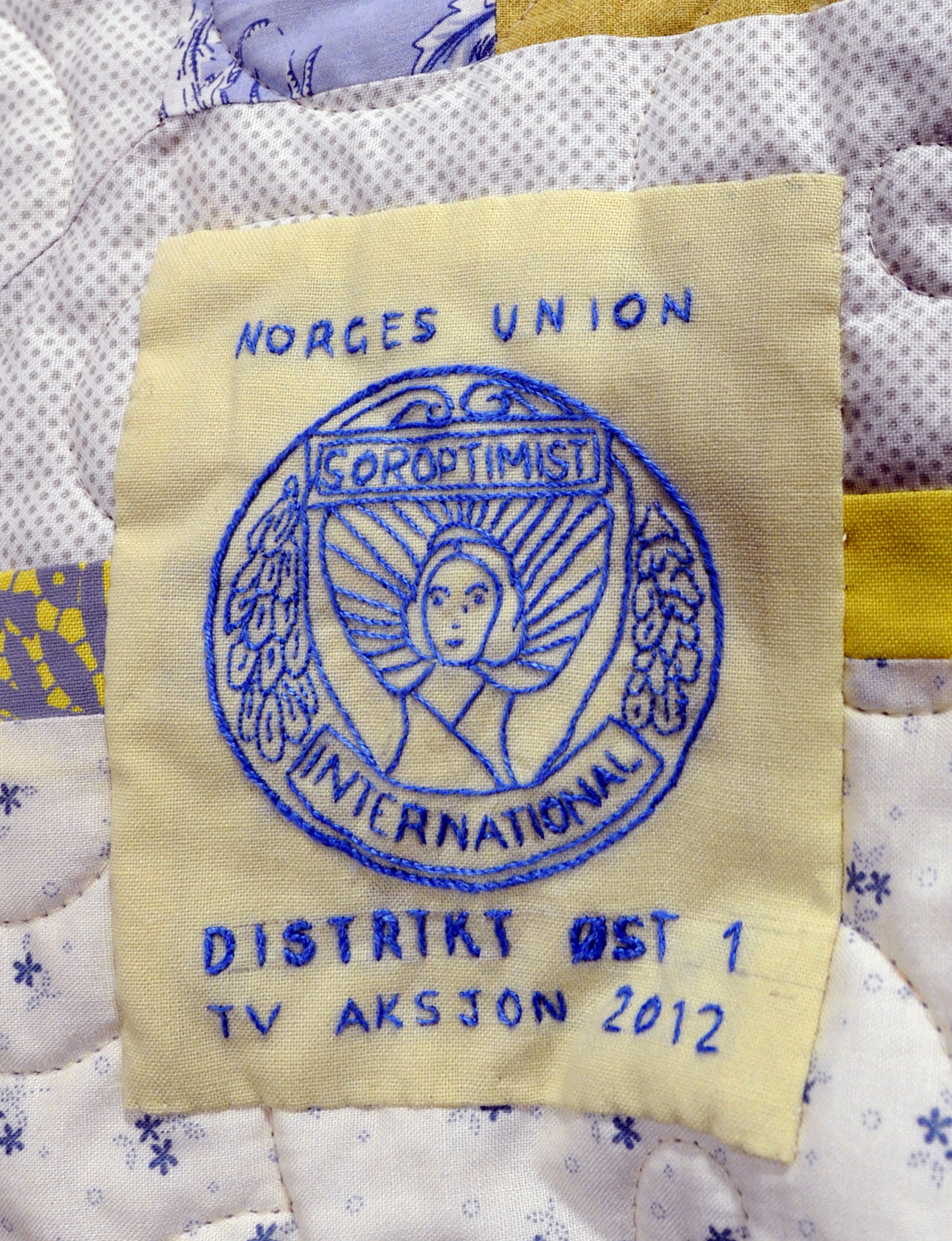 Utsnitt av lappeteppet som ble gitt til TV-aksjonen