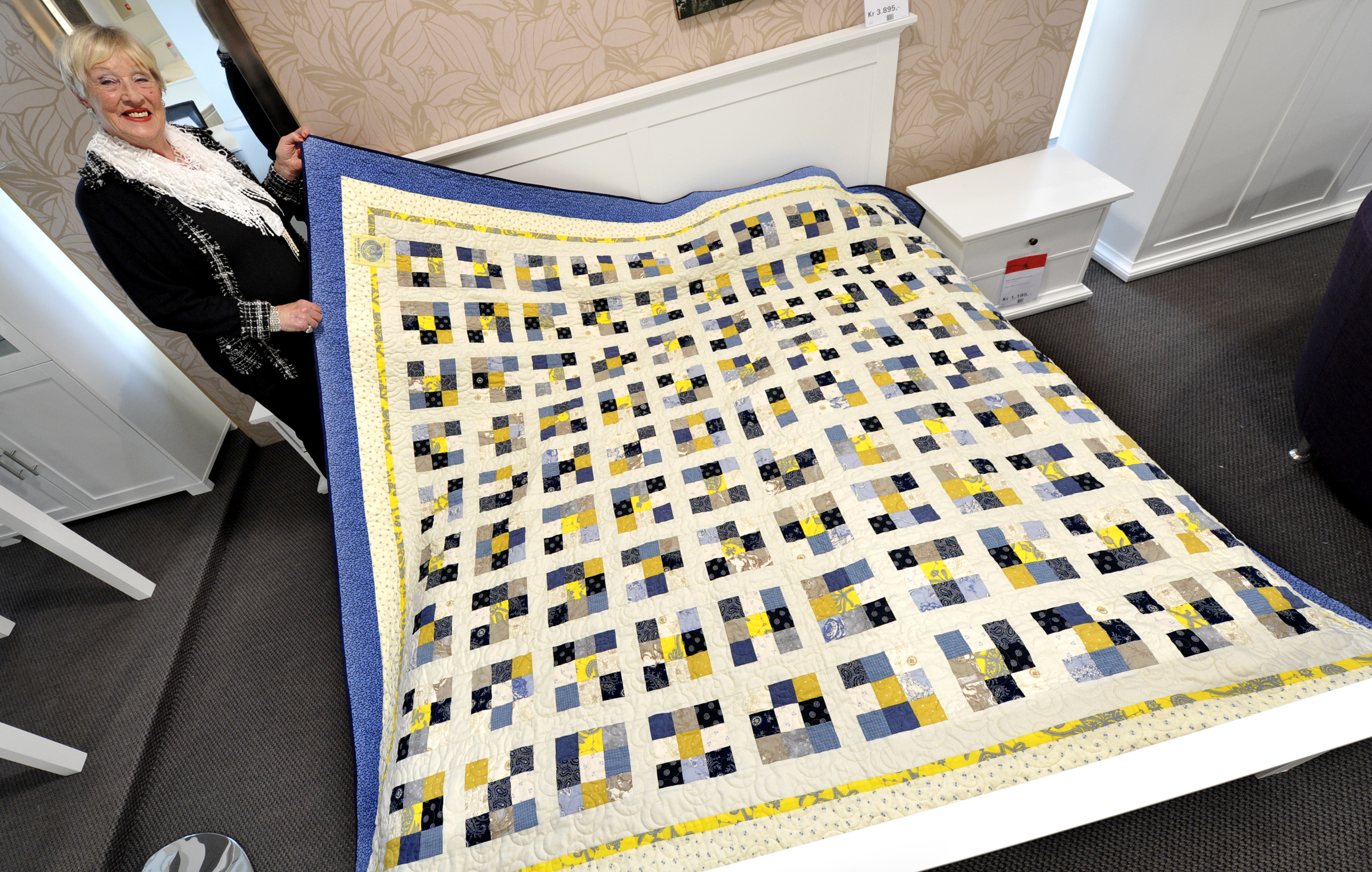 Flere av klubbens medlemmer var med å lage dette flotte lappeteppet som ble gitt til TV-aksjonen 2012