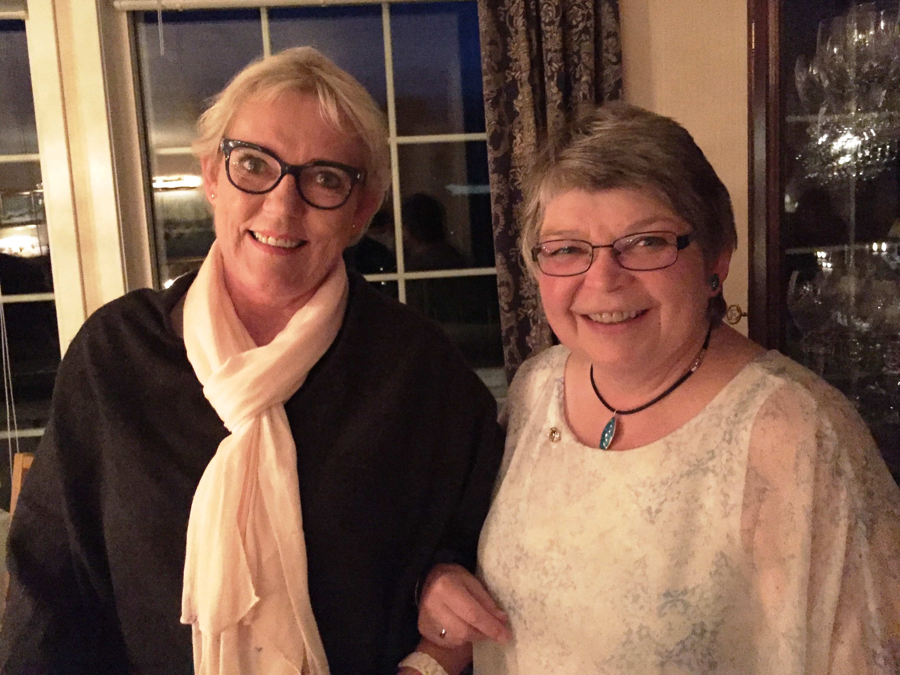 September 2016: Det er så hyggelig å få nye medlemmer. Ingeborg er fadder for Berit.