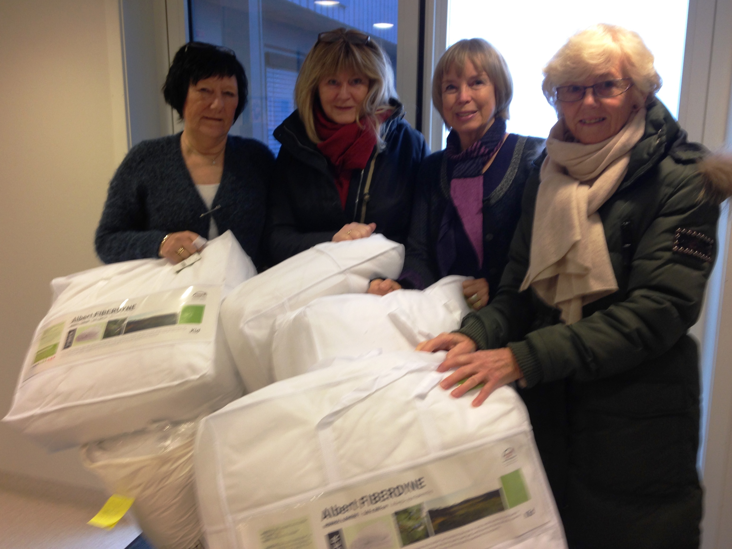 Sarpsborg soroptimistklubb har kjøpt inn 10 helårsdyner og 10 puter som kan gis til kvinner som flytter ut av krisesenteret for å etablere seg på et nytt og trygt sted.